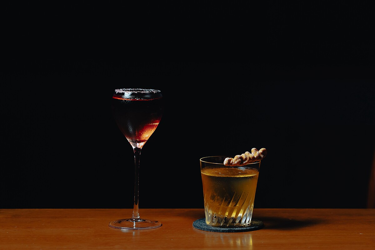 杏仁茶（左）：Vodka、Black Tea、Caramel、Disaronno、Cloudy Bay Chardonnay 2020；憤怒的葡萄（右）：Pisco、A&H Muscat、Dry Vermouth、White Wine、Creatrices de Vin LA PASSIONEE。