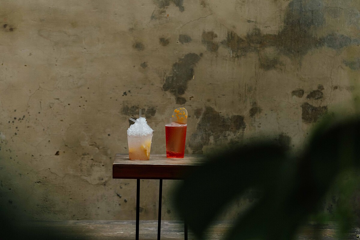 SHOCHU（左）：Daiyame、Vodka、Fresh Lemon、Umeboshi；SPUMONI（右）：Campari、Gin、Clarified Grapefruit Juice、Grapefruit Oleo-Saccharum、Apple Cider Vinegar。