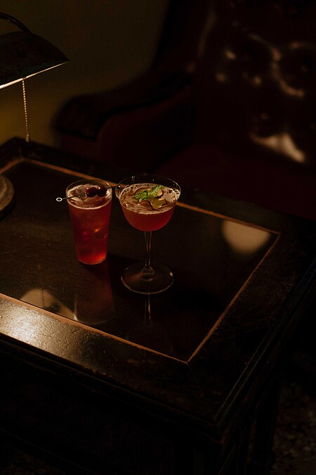 花與飛蟲（左）：海曼黑刺李琴酒、櫻花、紫蘇、檸檬；夏日知曉清晨（右）：伯爵伏特加、波本威士忌、接骨木、蘋果汁。