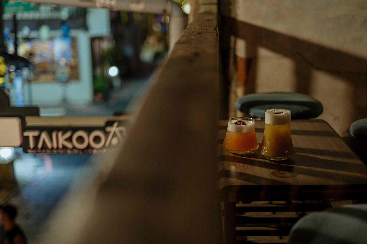 愛人的願宿（左）：伏特加、玫瑰、百香果；阿嬤的干邑市場（右）：白蘭地、哈密瓜、鳳梨。