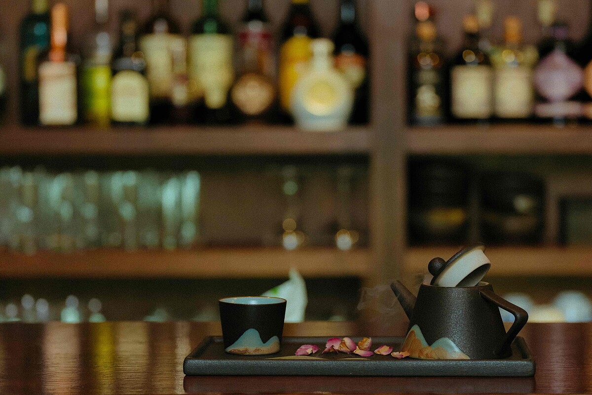 胭脂（左）：植物學家琴酒、金萱茶、白蘭花、蜂蜜；春宵一刻值千金（右）：碧螺春、伏特加、金桔桂花。