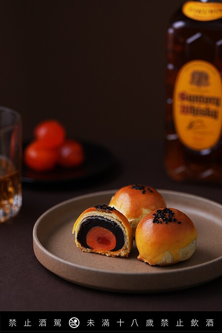 最大亮點就是將經典的日本威士忌角瓶 KAKUBIN 融入中式蛋黃酥中。