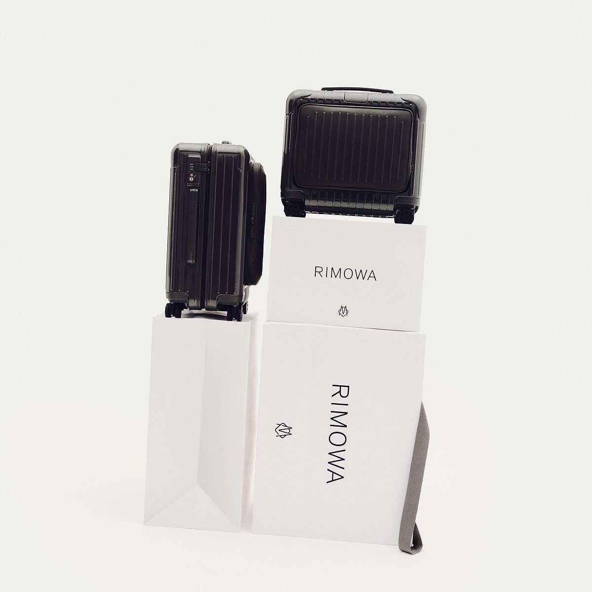 行李箱秉承品牌對上乘品質的追求，採用優質陽極氧化鋁鎂合金，配以光澤的鋁鎂合金護角及手製真皮手把，完美平衡精湛工藝與非凡設計。