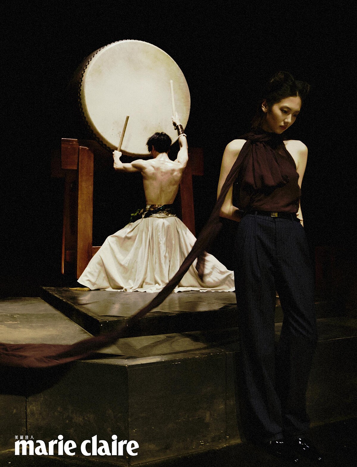 Zoey Tung：酒紅色綁帶透膚上衣、條紋西裝長褲、黑色漆皮皮帶、黑色皮靴，all by Saint Laurent。謝家茗：鼓手演出服裝，林恒正。