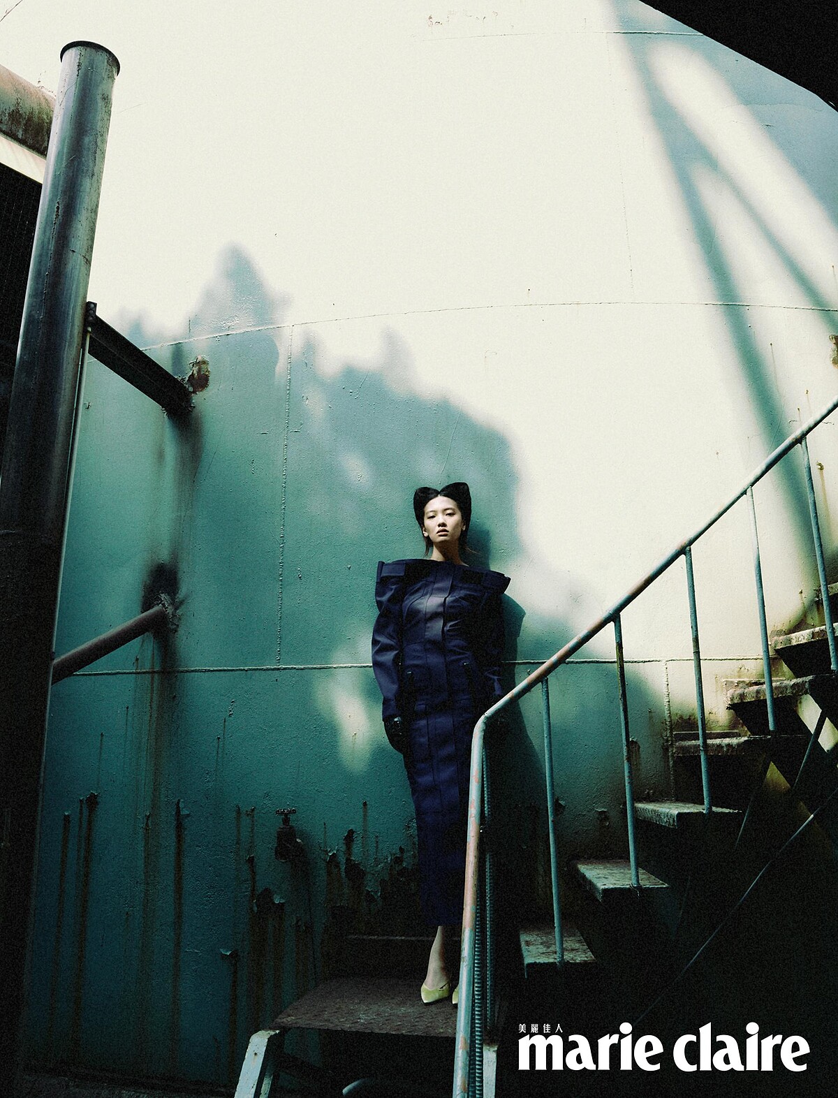 紫色工裝連身裙、黃色尖頭高跟鞋，both by Prada；黑色皮革手套，Miu Miu。