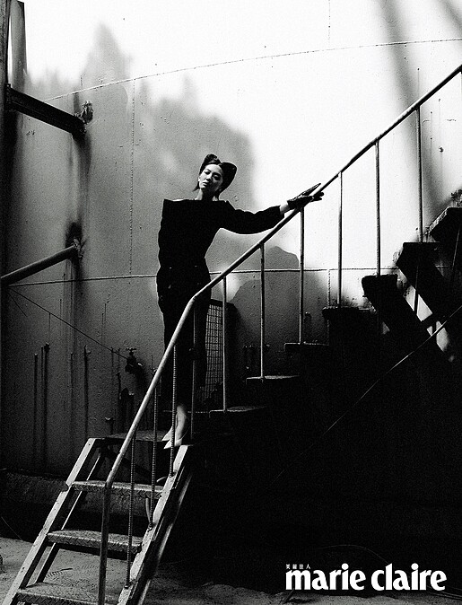 紫色工裝連身裙、黃色尖頭高跟鞋，both by Prada；黑色皮革手套，Miu Miu。