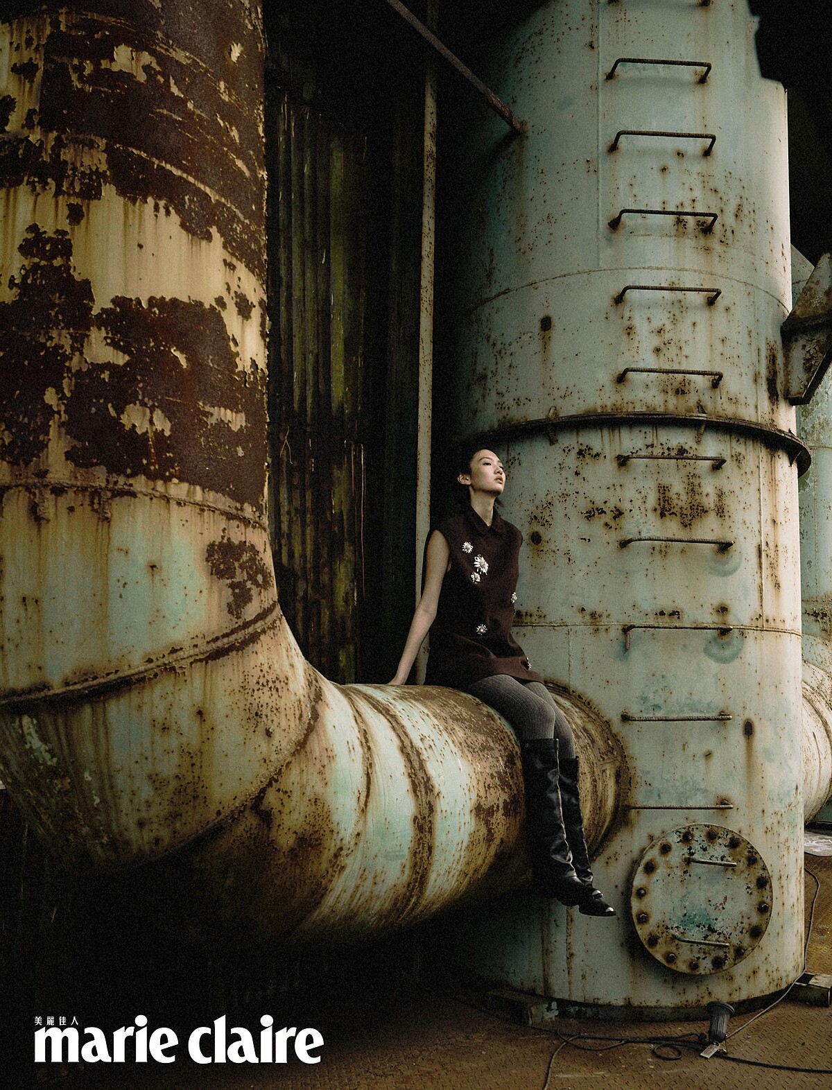 深棕色毛呢連衣裙、灰色針織褲襪，both by Miu Miu；黑色中筒皮靴，Fendi。