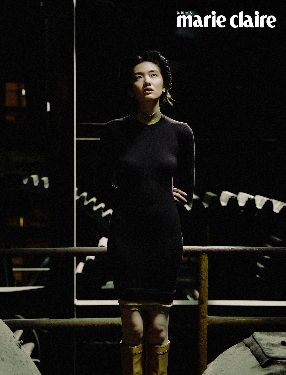 撞色高領針織連身裙、卡其色中筒皮靴，both by Fendi。