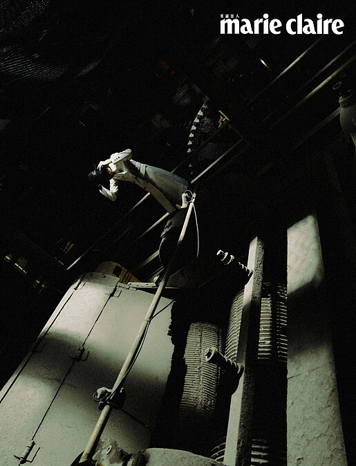 黑色紳士帽、黑色高領上衣、白色西裝大衣，all by Dior。