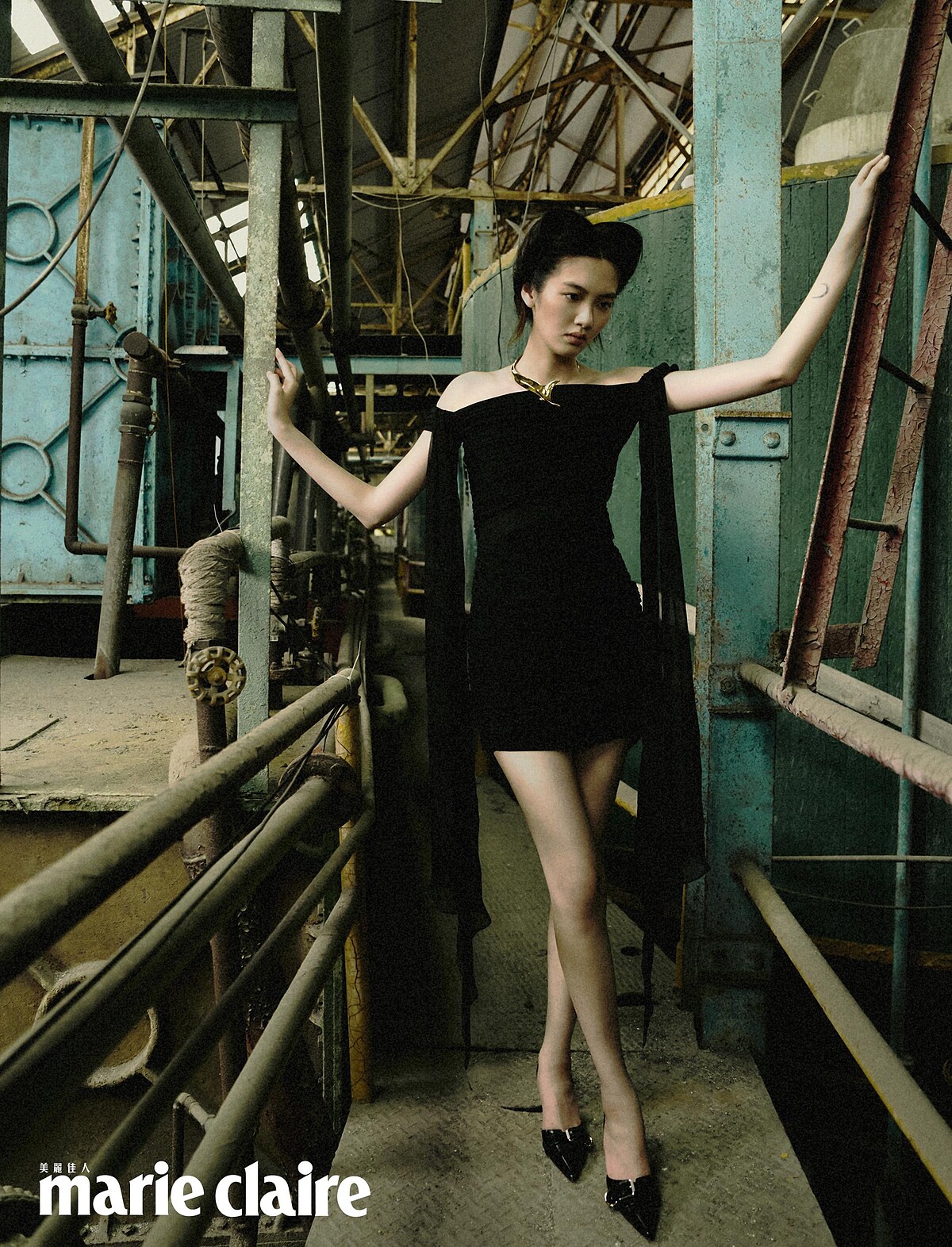 黑色水袖禮服、金色項鍊、黑色尖頭高跟鞋，all by Givenchy。