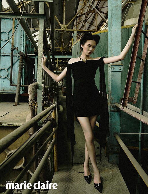 黑色水袖禮服、金色項鍊、黑色尖頭高跟鞋，all by Givenchy。