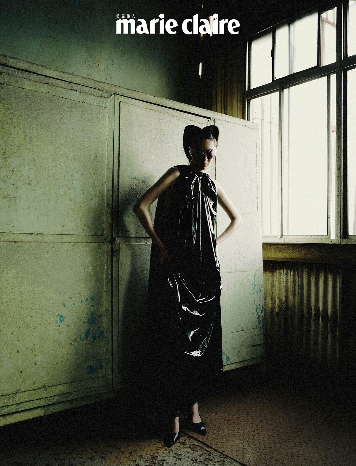 黑色漆皮長洋裝、黑色尖頭高跟鞋，both by Balenciaga；粉色前衛墨鏡，Mugler x Gentle Monster。 