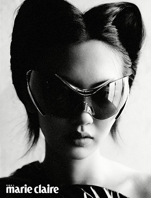 黑色漆皮長洋裝，Balenciaga；粉色前衛墨鏡，Mugler x Gentle Monster。 