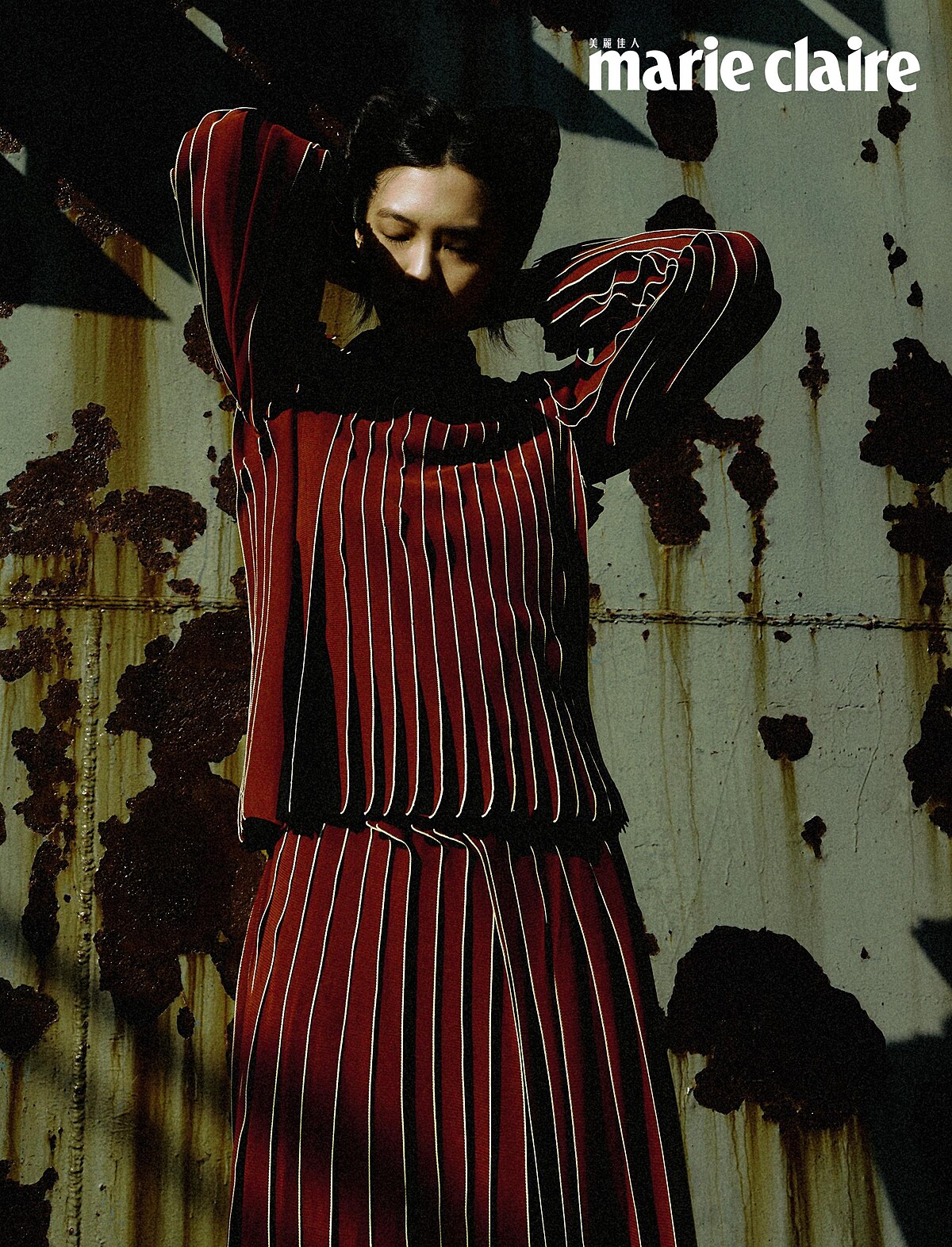 紅色皺褶上衣、紅色皺褶長裙，both by Bottega Veneta。