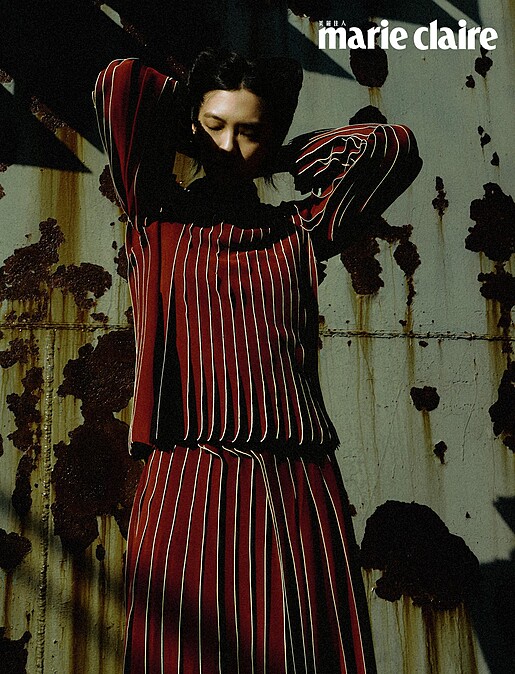 紅色皺褶上衣、紅色皺褶長裙，both by Bottega Veneta。