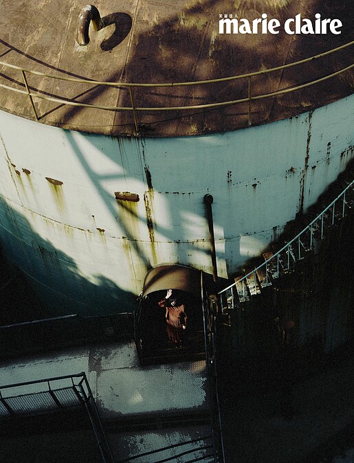 紅色皺褶上衣、紅色皺褶長裙、綠色短靴，all by Bottega Veneta。