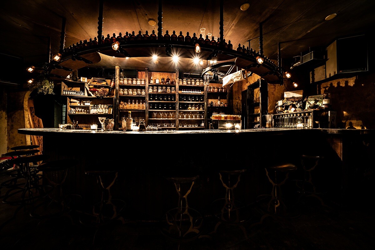 「Bar Nayuta」僅有吧台10餘個座位。