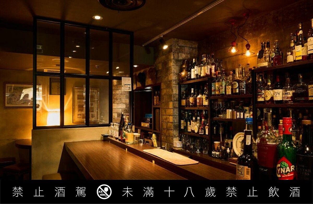 酒吧位於一棟老式商業大樓內。