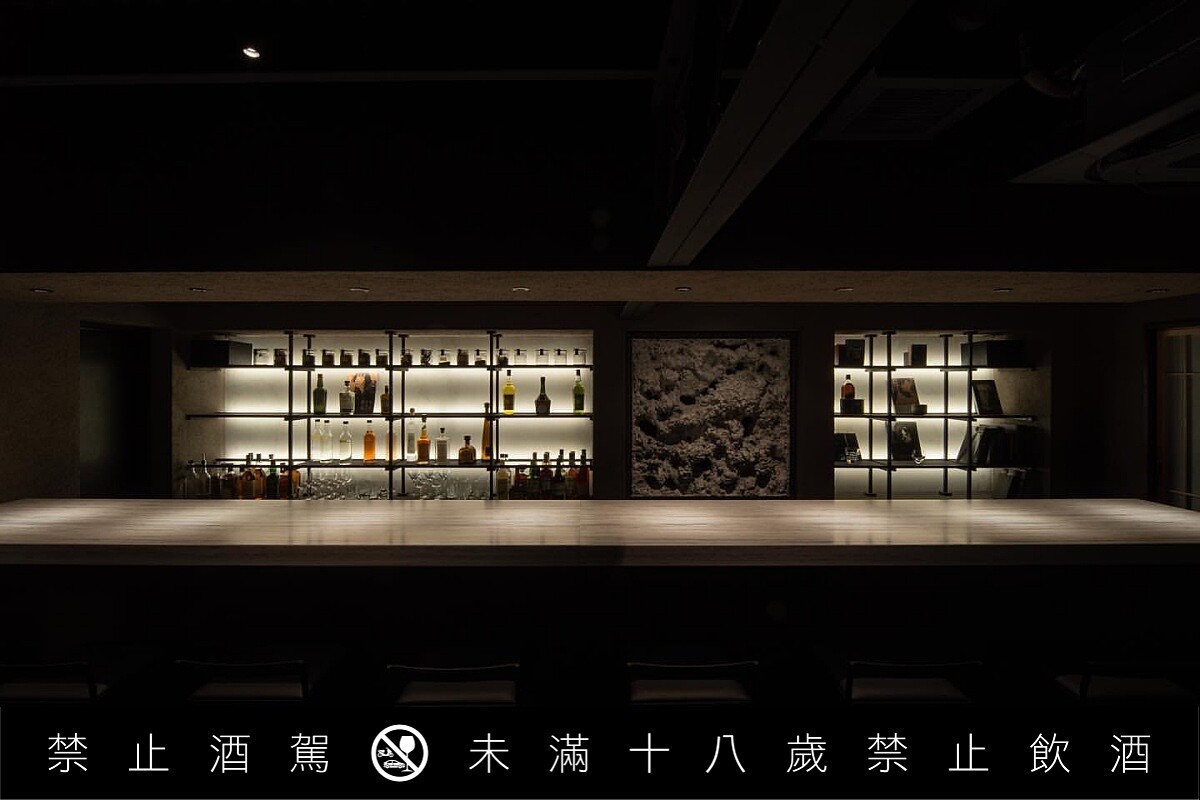 空間有著俐落簡約的線條。