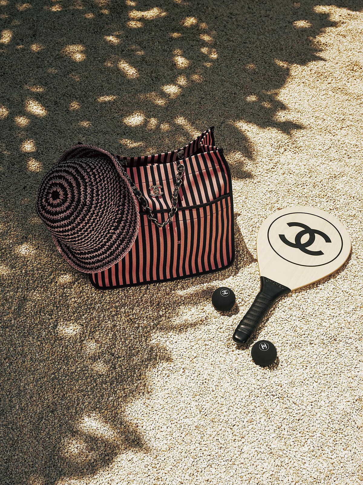 粉色條紋漁夫帽、粉色條紋肩背包、球拍套組，all by CHANEL。
