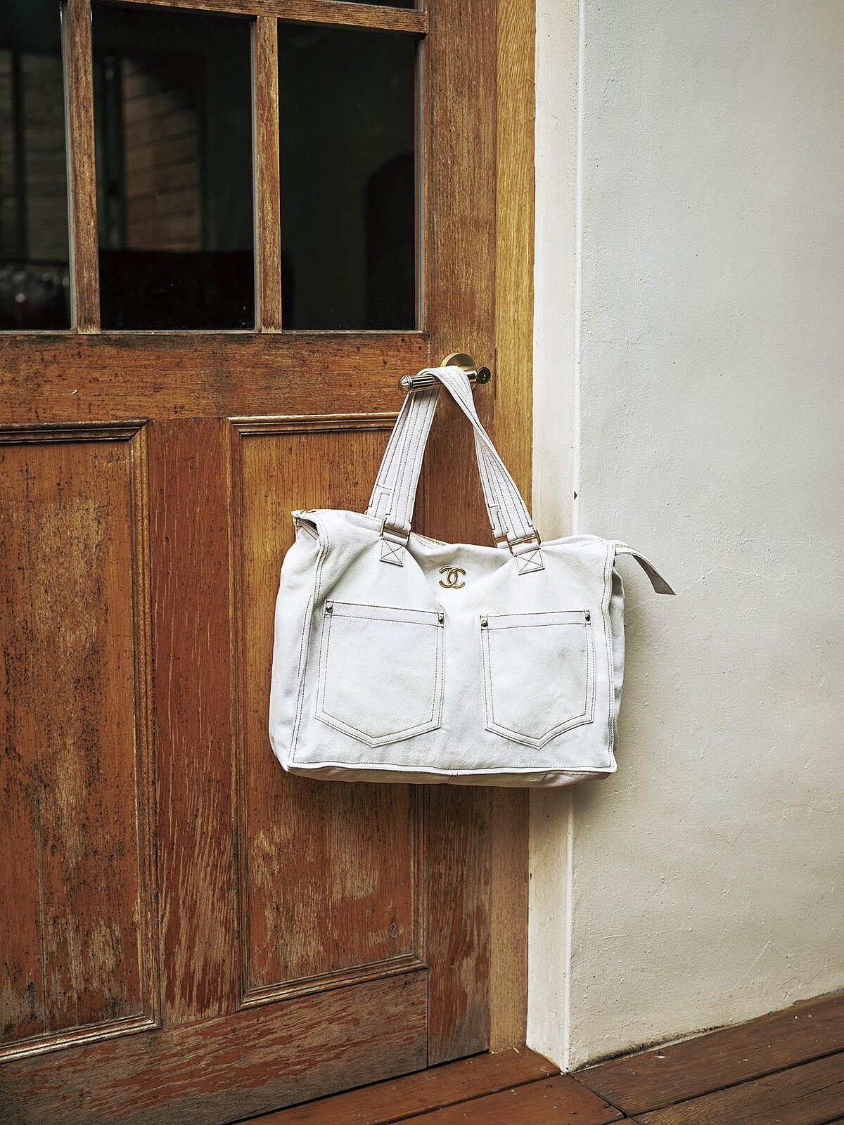 白色肩背托特包，CHANEL。