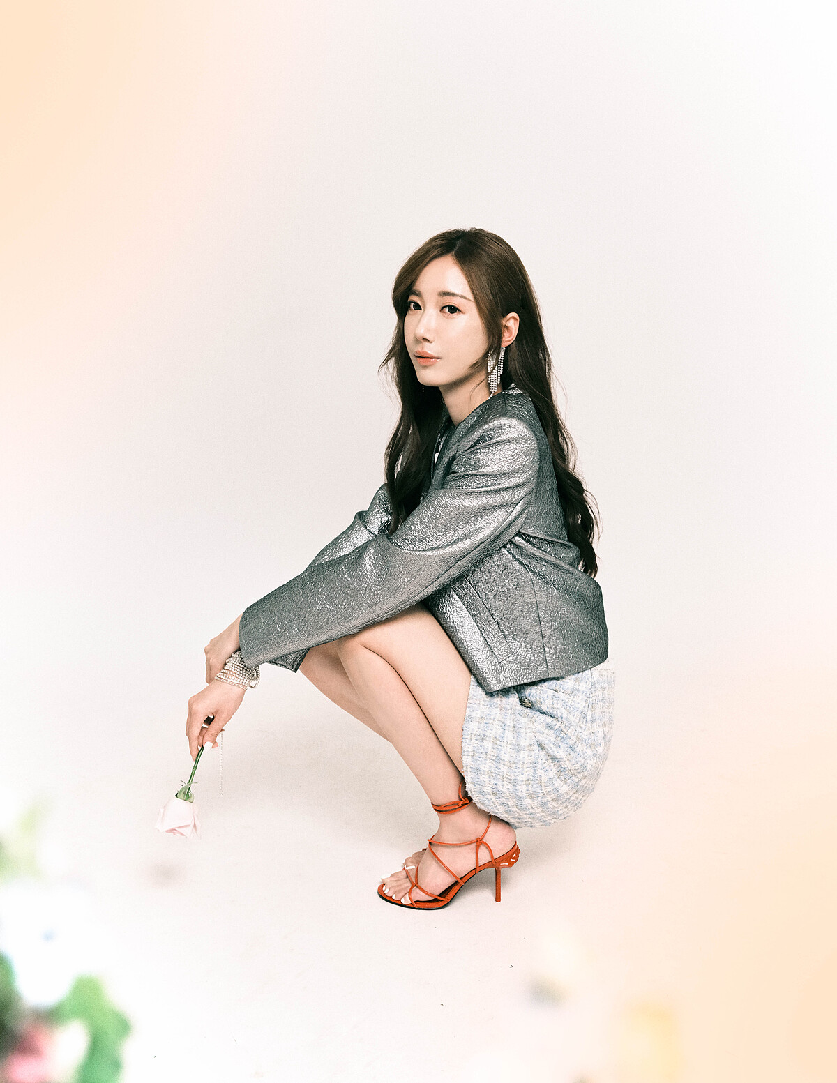 灰色金屬墊肩外套，Zara、白色無袖上衣，Lacoste、毛呢格紋短裙，Sandro、紅色綁帶高跟涼鞋，Charles&Keith。