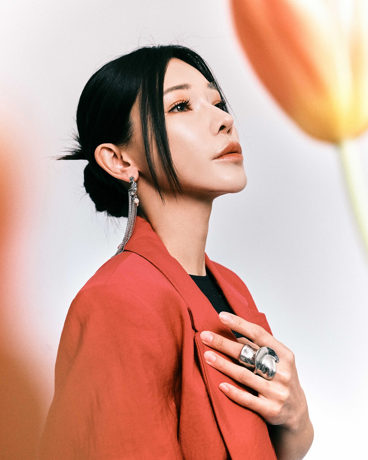 桃紅西裝外套、黑色水鑽連身衣、紅色針織短裙，all by Zara；綁帶高跟涼鞋，Charles&Keith。桃紅西裝外套、黑色水鑽連身衣、紅色針織短裙，all by Zara；綁帶高跟涼鞋，Charles&Keith。