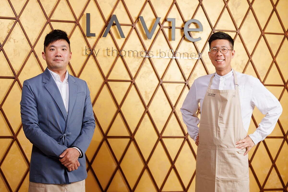 左為首席侍酒師黃嘉偉(Max Haung),右為行政主廚楊展浩(Chef Xavier)。