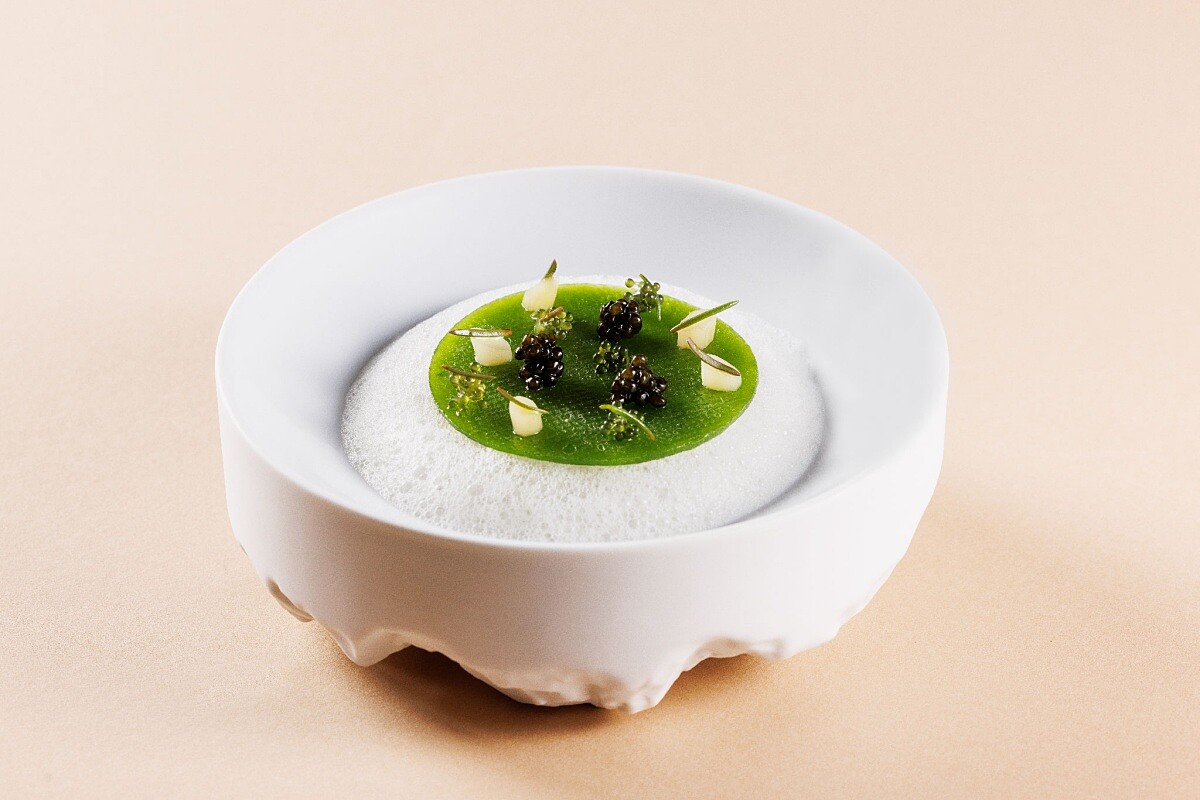 將主角生蠔藏匿於醬汁之下,展現主廚獨特的見解。