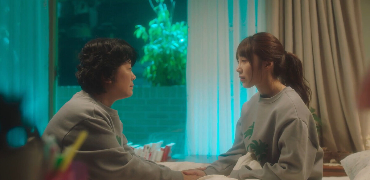 林順握著李微進的手道別，向懦弱、沒自信的自己說再見