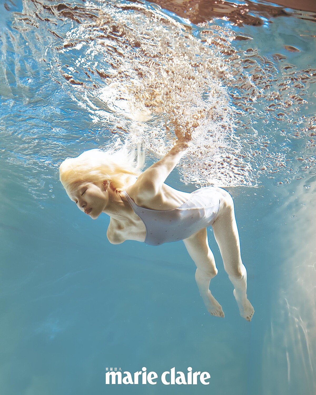 銀色連身泳衣，CHANEL。