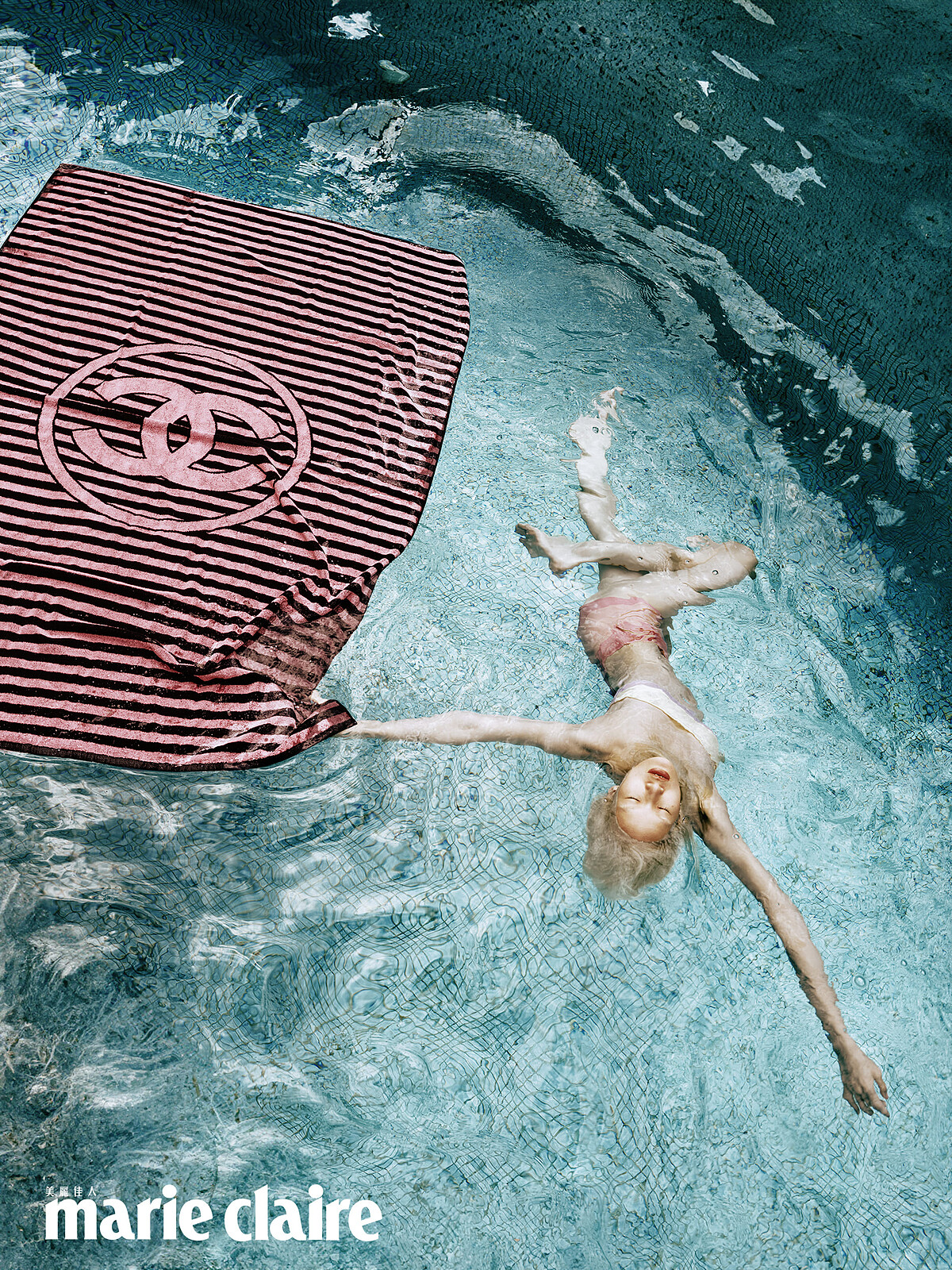 粉色泳衣、粉色條紋浴巾，both by CHANEL。