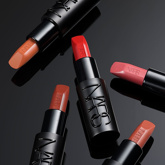 NARS奢慾緞光唇膏情境圖。
