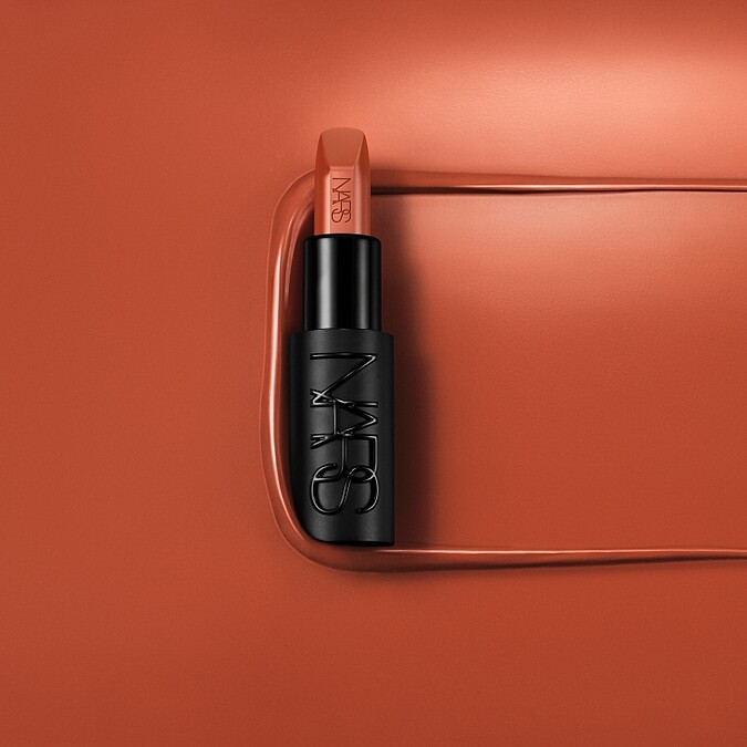 NARS奢慾緞光唇膏#802 NoShame情境圖,色號中間的0代表棕色調。)