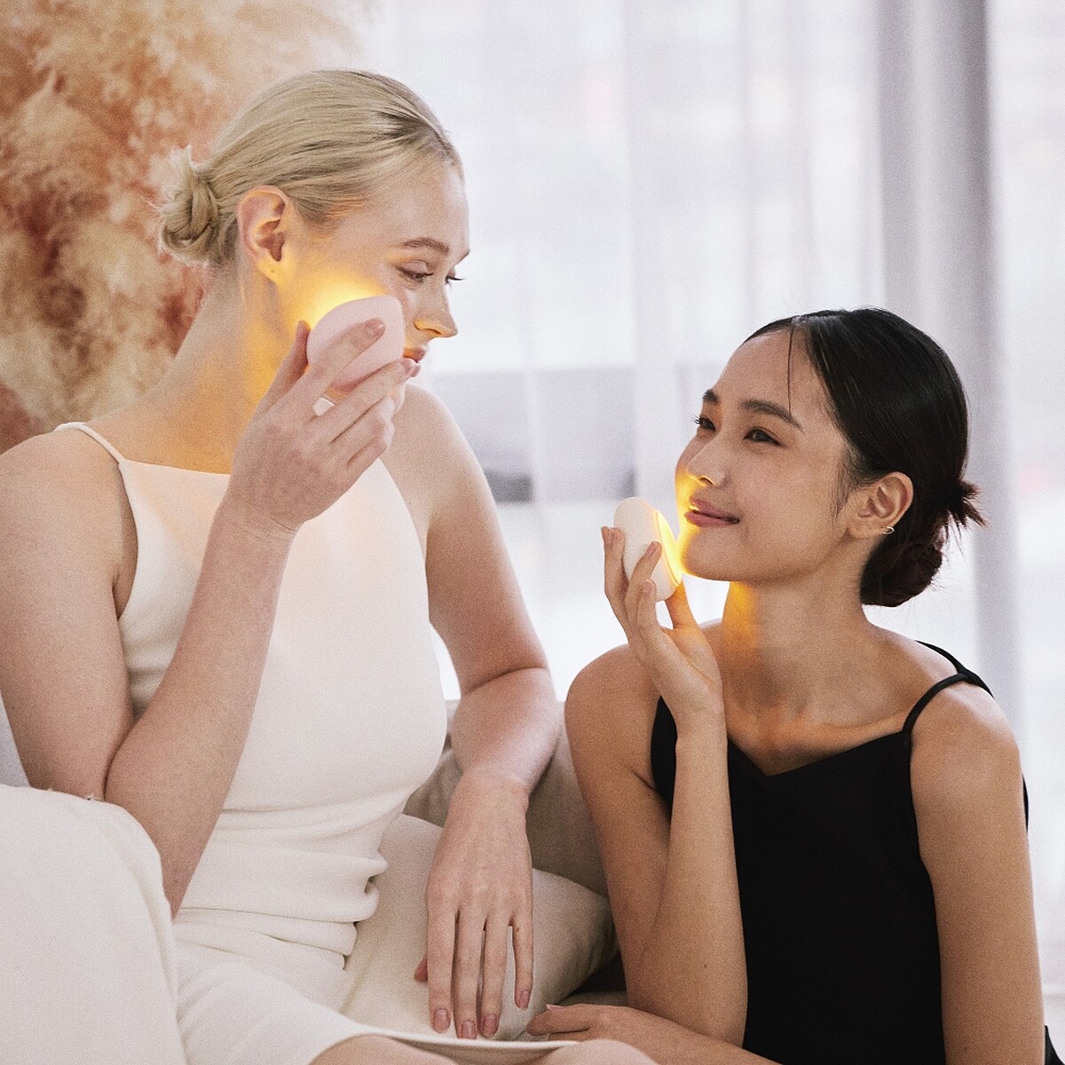 NUEVA AQUA&trade;玫瑰晶礦光面膜機使用示意圖。