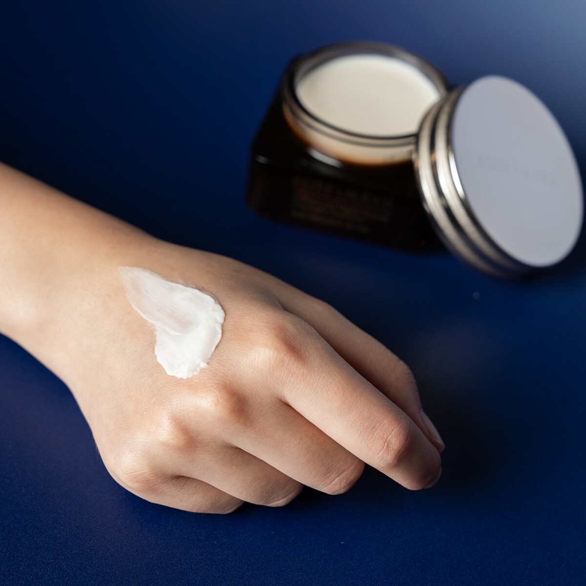 雅詩蘭黛特潤超導魔法精華霜膜質地。