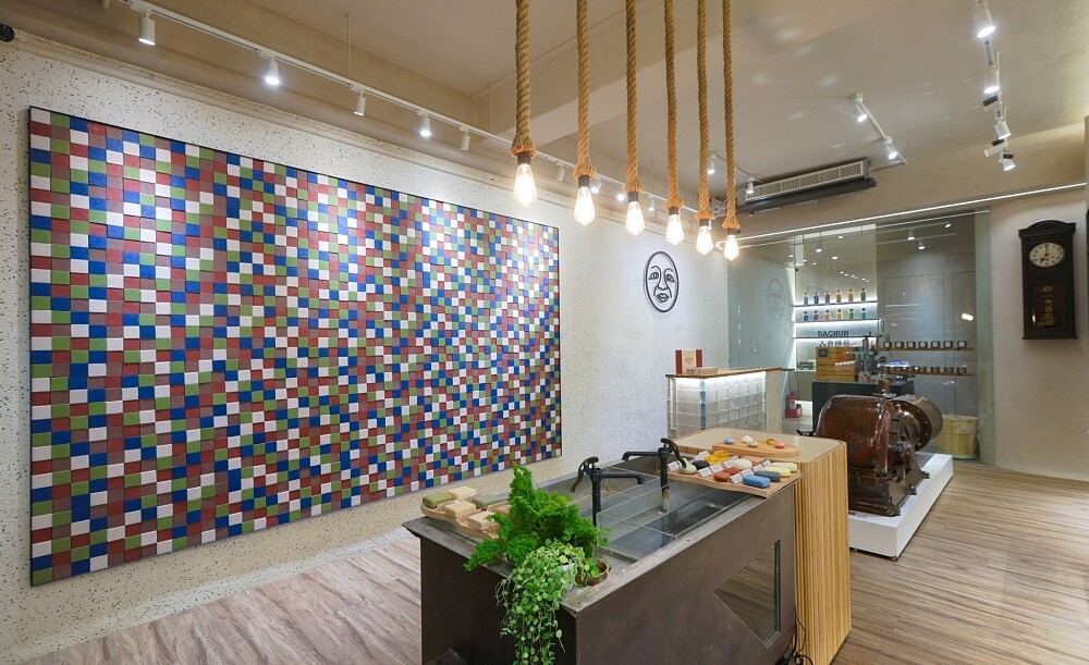 大春煉皂迪化旗艦店店內皂牆。