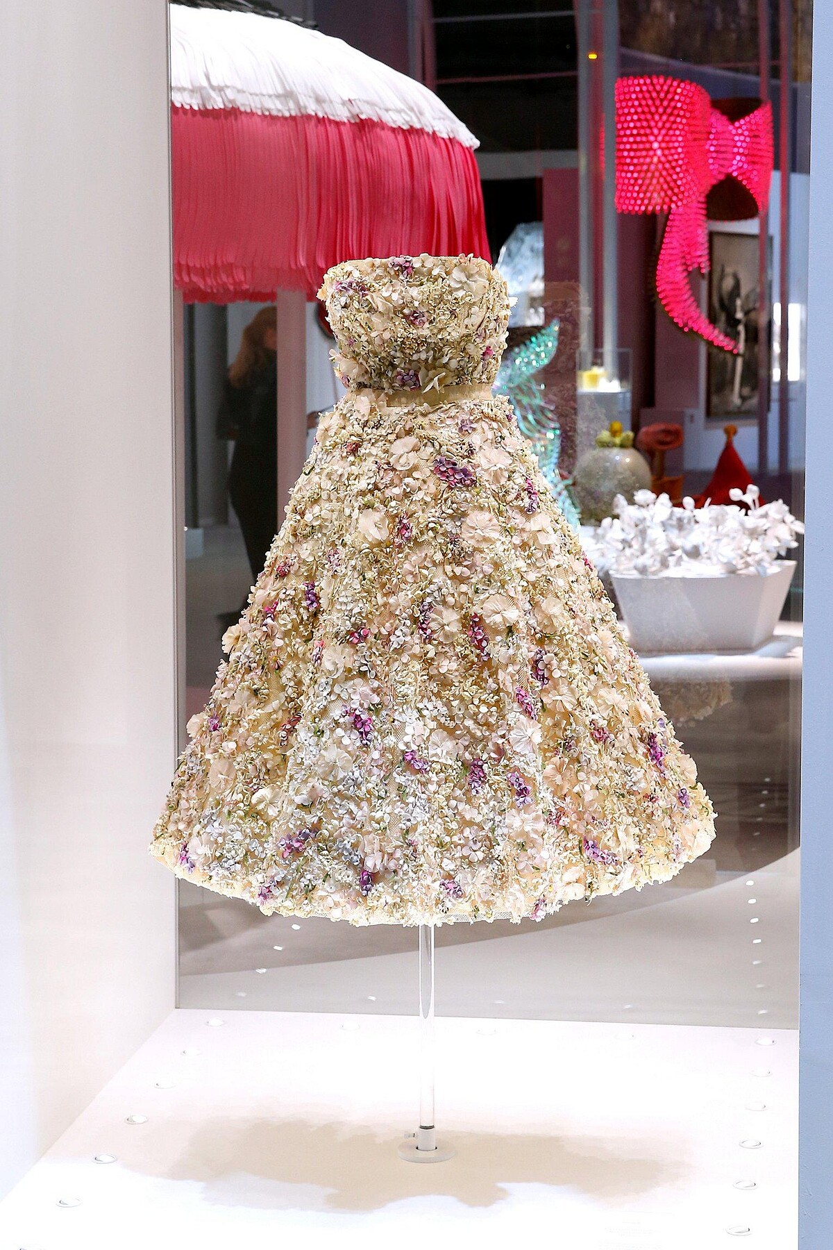 1949年所推出的高級訂製服 Miss Dior 如同繁花盛開,綻放女性的美麗。