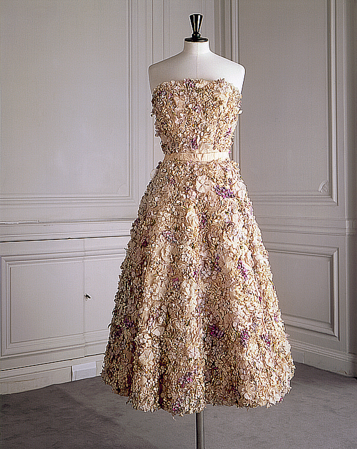 1948年高級訂製服 Miss Dior,宛如繁花盛開的花園。