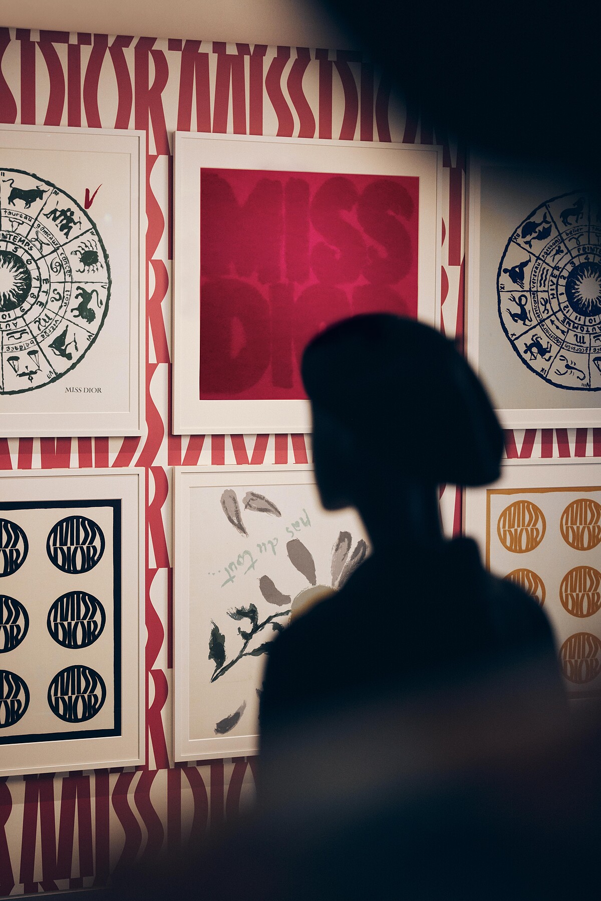 1967年時任創意總監 Marc Bohan 委任助理 Philippe Guibourgé 操刀設計,推出 Miss Dior 系列時裝。