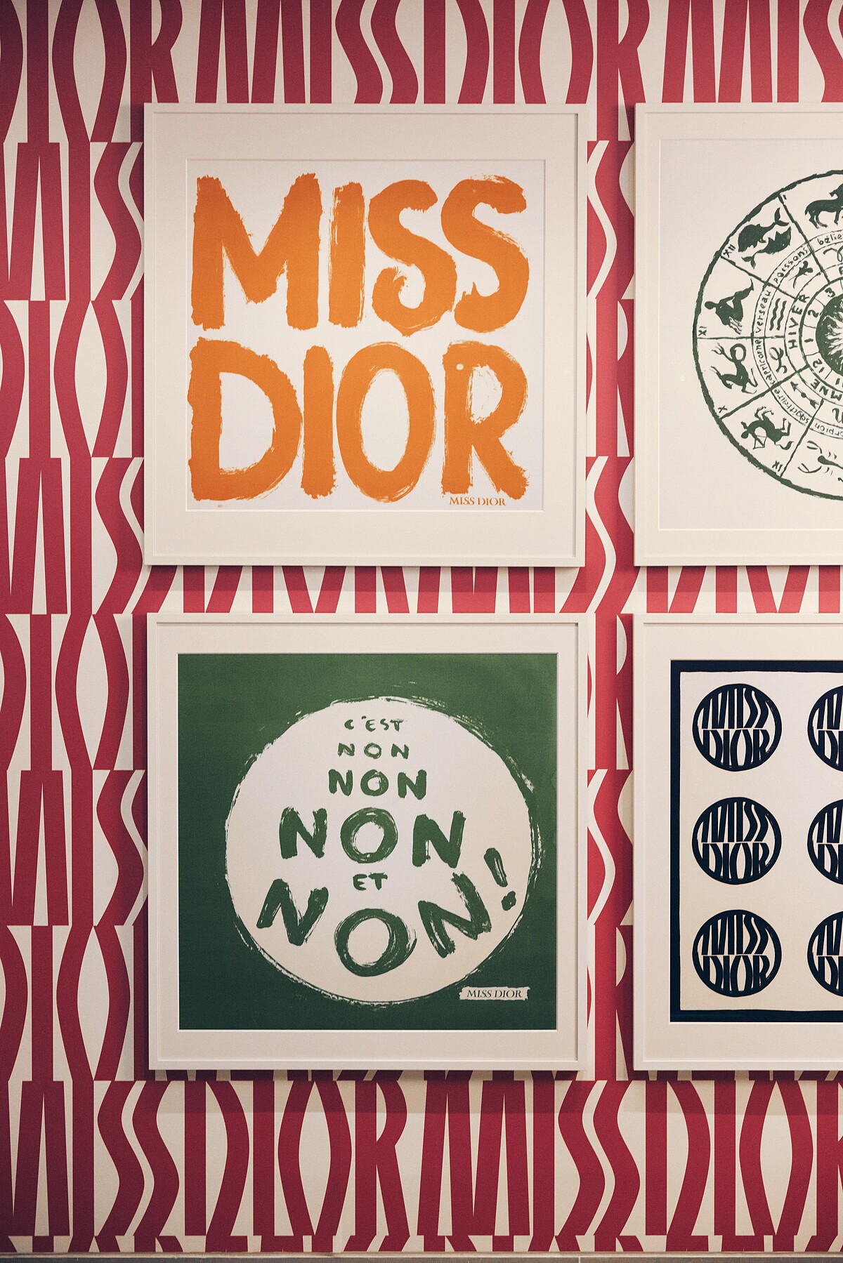 1967年Dior推出 Miss Dior 系列時裝,並於於巴黎與蒙田大道交會的法蘭西斯一世大道11號開立名為「Miss Dior」的時裝系列專賣店,這是 Dior 非常重要的一頁新篇章。