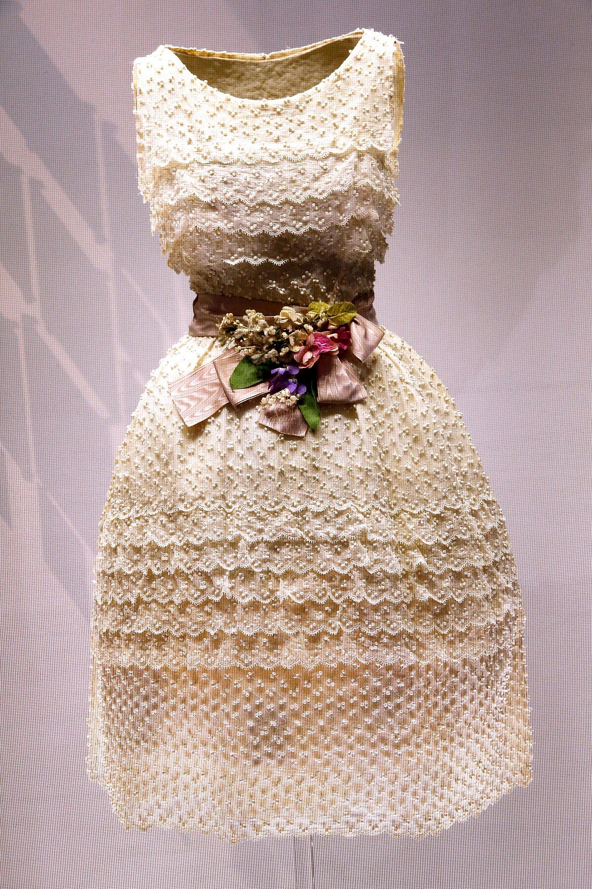 1961年由當時 Dior 創意總監 Marc Bohan 所設計的一件 Miss Dior 刺繡蕾絲洋裝,層層的蕾絲猶如蛋糕。