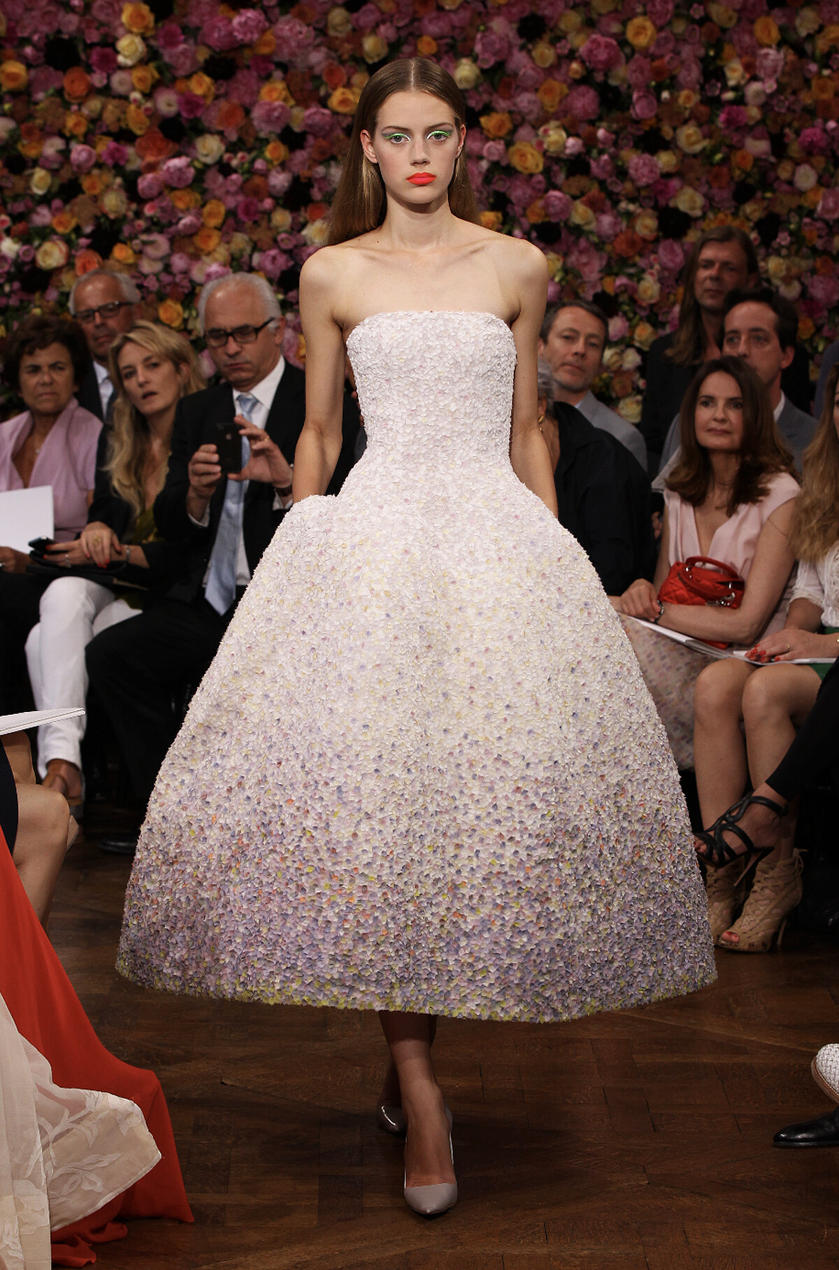 Raf Simons執掌Dior兵符的首場秀Dior 2013/14秋冬時裝秀,他以印象主義特色的真皮革花朵綴飾平口裙裝詮釋Miss Dior服飾,驚艷時尚圈。