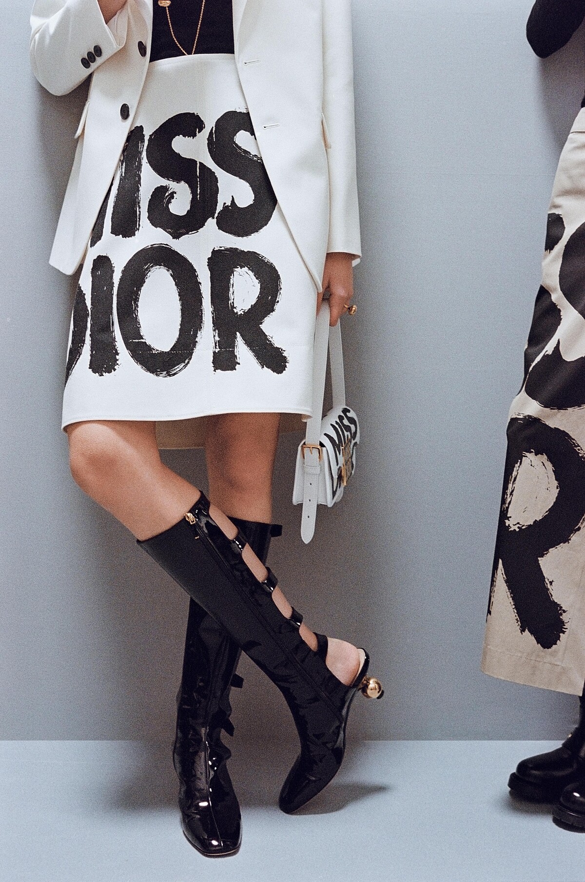 Dior 創意總監 Maria Grazia Chiuri 本季致敬1960年珍貴的品牌歷史檔案——Miss Dior 巴黎時裝店誕生而製作的手繪海報,復刻「Miss Dior」手寫 Logo 字樣,於秋冬系列中的大衣、A 字裙及風衣等單品上皆印製上「Miss Dior」斗大字樣,這是重申迪奧先生希望為普羅女性提供時尚著衣的願景。