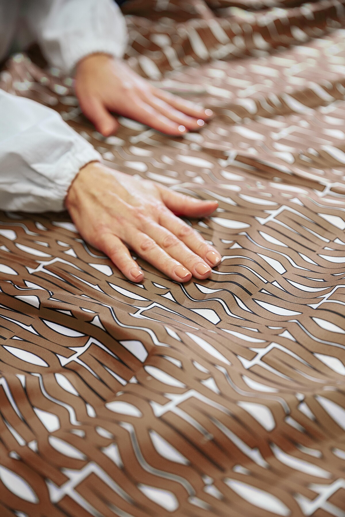 工作室裡的製作流程工藝照, MISS DIOR PRINT BY OSTINELLI © ANDREA CENETIEMPO © OSTINELLI。