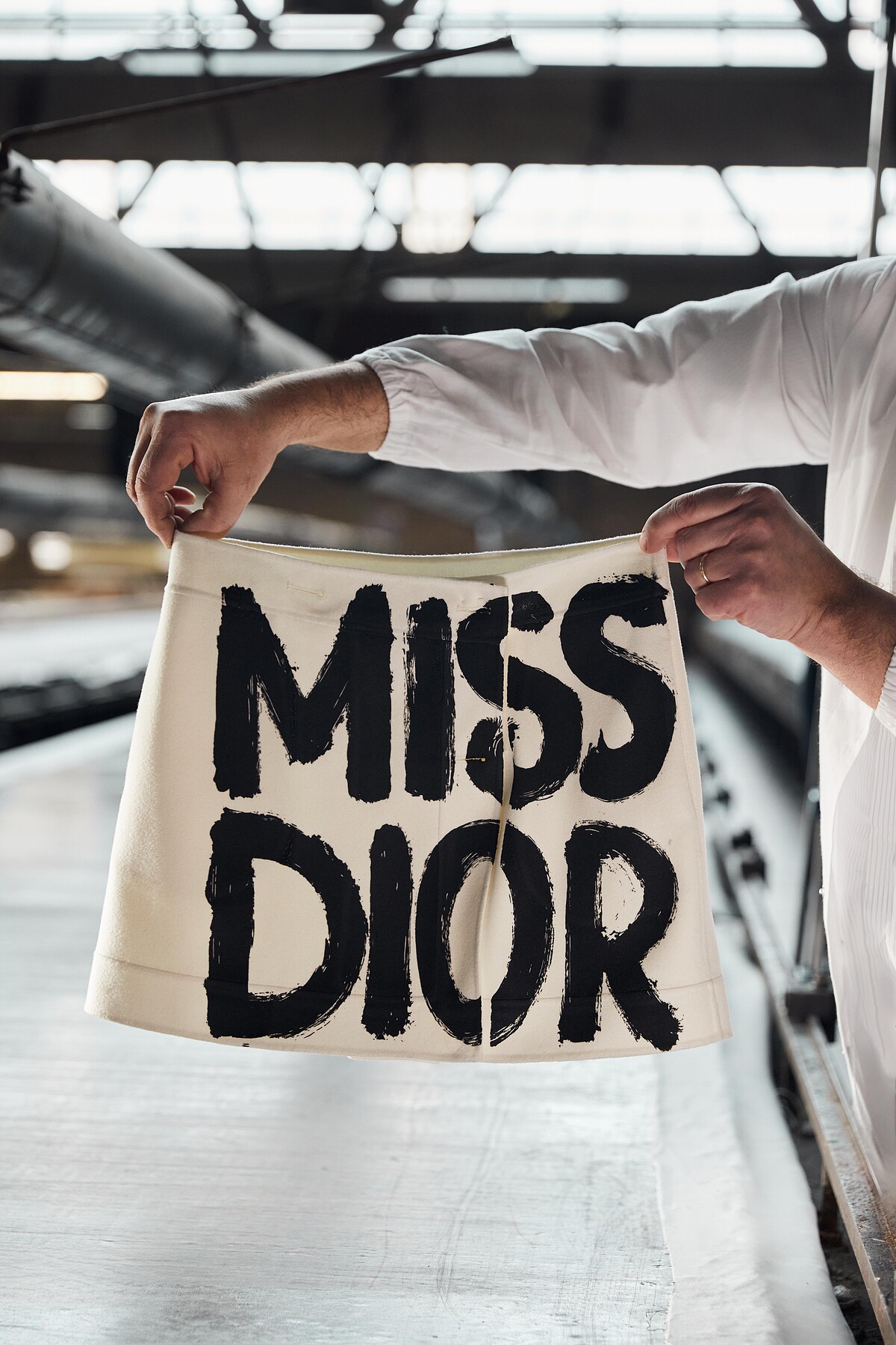 工作室裡的製作流程工藝照, MISS DIOR PRINT BY OSTINELLI © ANDREA CENETIEMPO © OSTINELLI。