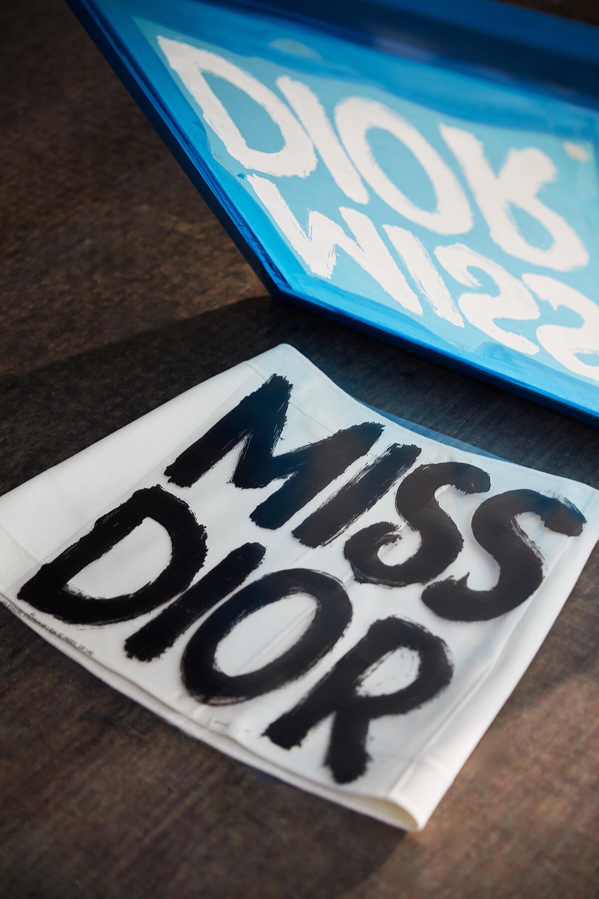 工作室裡的製作流程工藝照, MISS DIOR PRINT BY OSTINELLI © ANDREA CENETIEMPO © OSTINELLI。