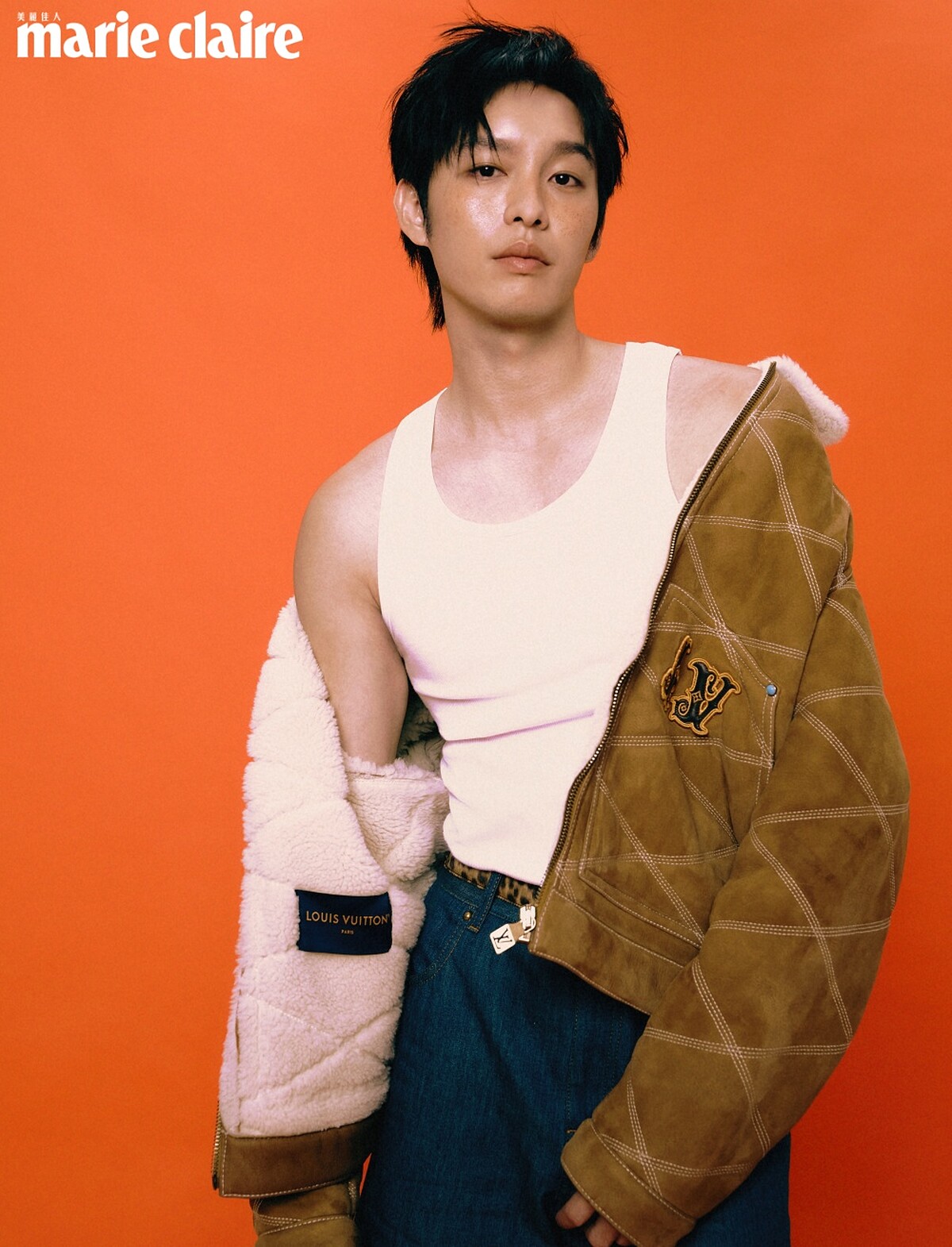 刺繡羊毛皮工裝外套、Chambray 棉質短褲，both by Louis Vuitton；白色經典棉質背心，Calvin Klein；豹紋皮帶，Celine Homme。