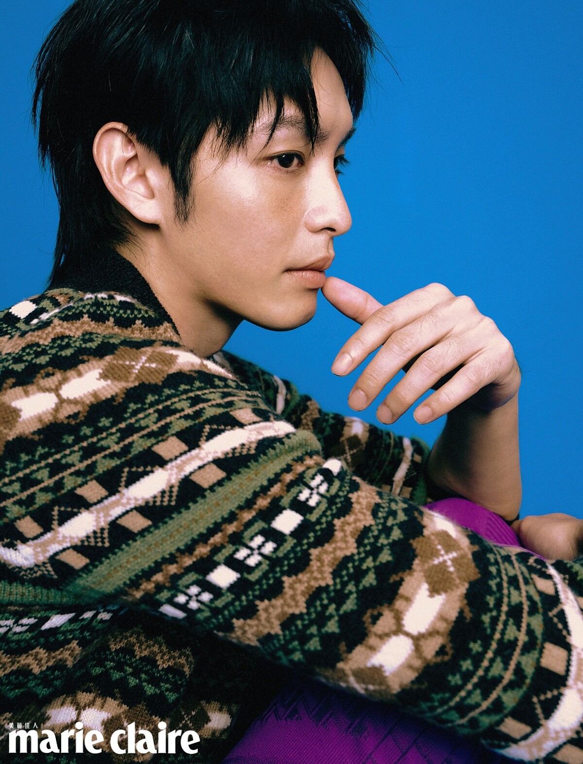 羊毛Polo衫，Loewe；紫色長褲，Prada。