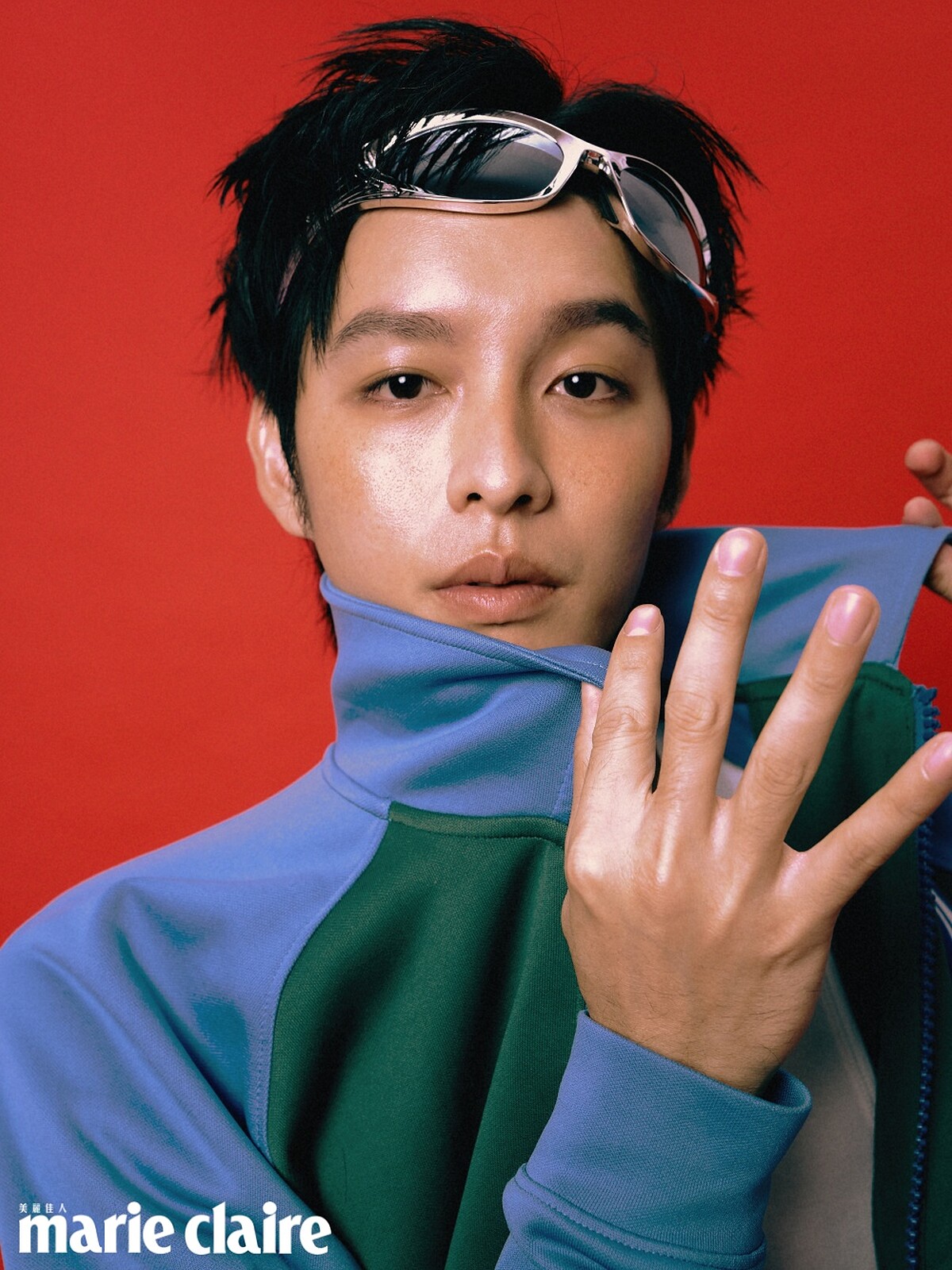 雙色休閒外套，Moschino；白色經典棉質背心，Calvin Klein；銀色護目鏡式太陽眼鏡，Gentle Monster X Mugler。